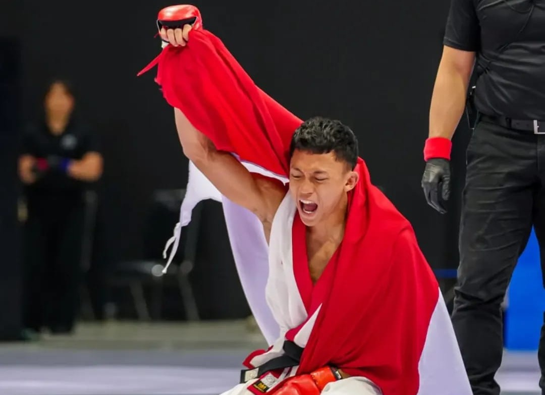 Alifan Bagus Fernanda, atlet MMA asal Pacitan, merayakan raihan medali perak SEA Games 2025 usai duel keras lawan petarung tuan rumah. FOTO: ISTIMEWA