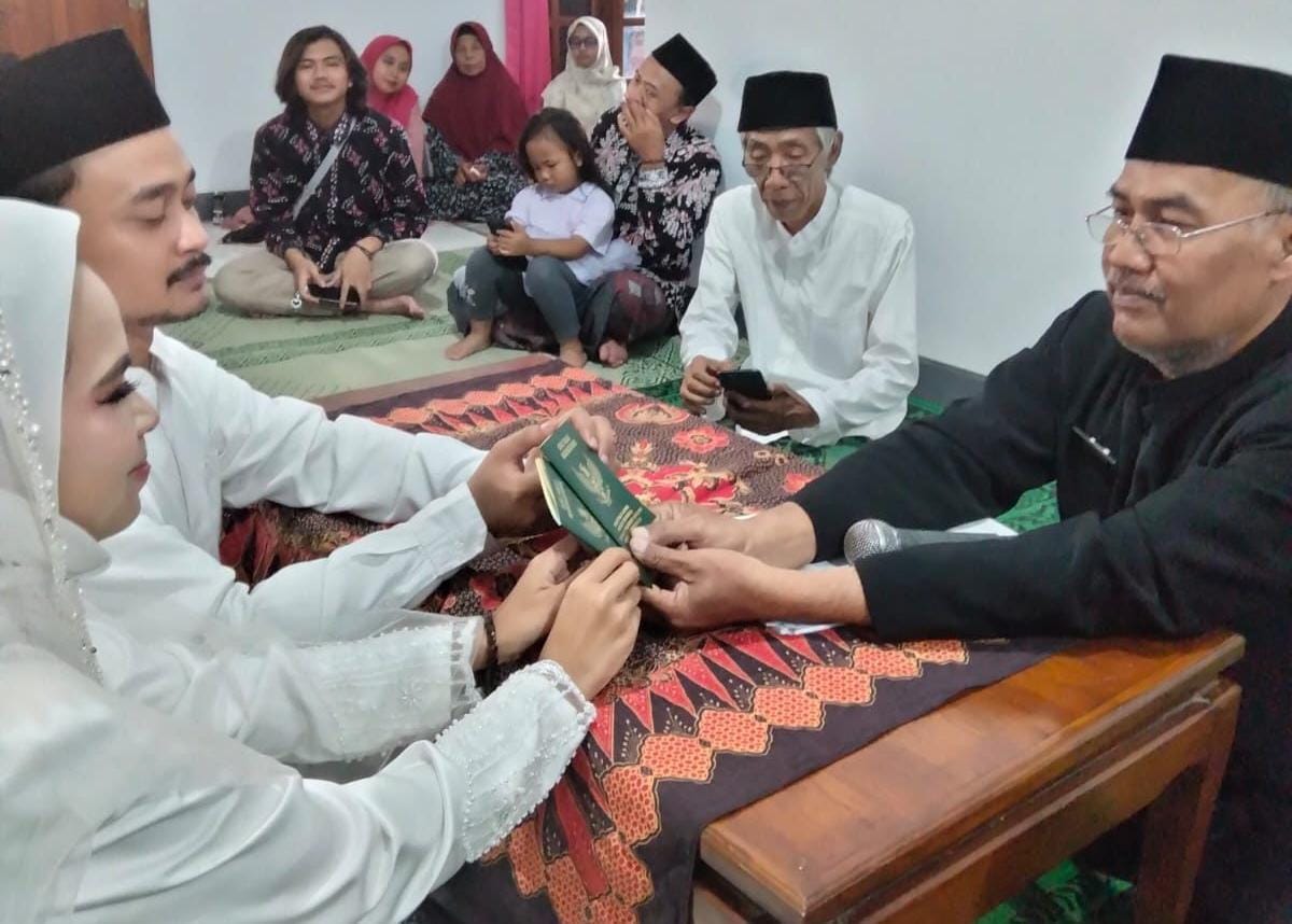 Prosesi pernikahan aktivis lingkungan Dera dan Munif di Desa Randualas, Kare, berlangsung lancar tanpa hambatan, Kamis (11/12). FOTO: ISTIMEWA