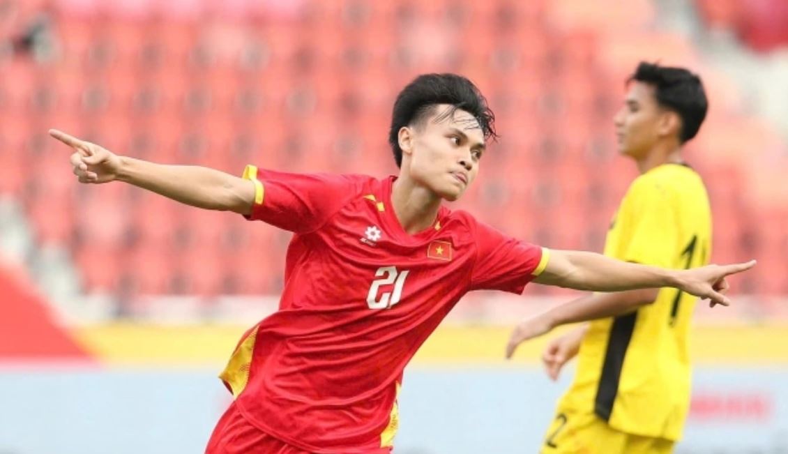 Gelandang Vietnam U22 Pham Minh Phuc merayakan gol ke gawang Malaysia di laga pamungkas Grup B SEA Games 2025, Kamis 11 Desember 2025.