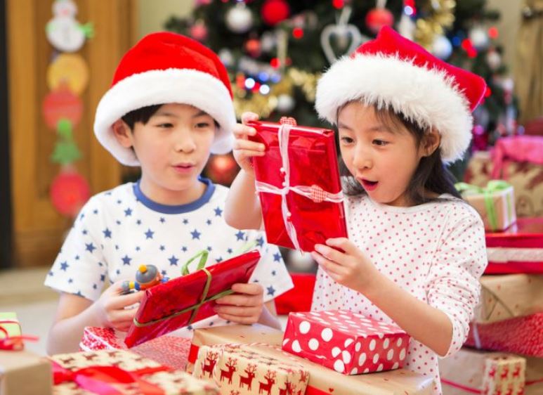 Ilustrasi hampers Natal untuk anak-anak.