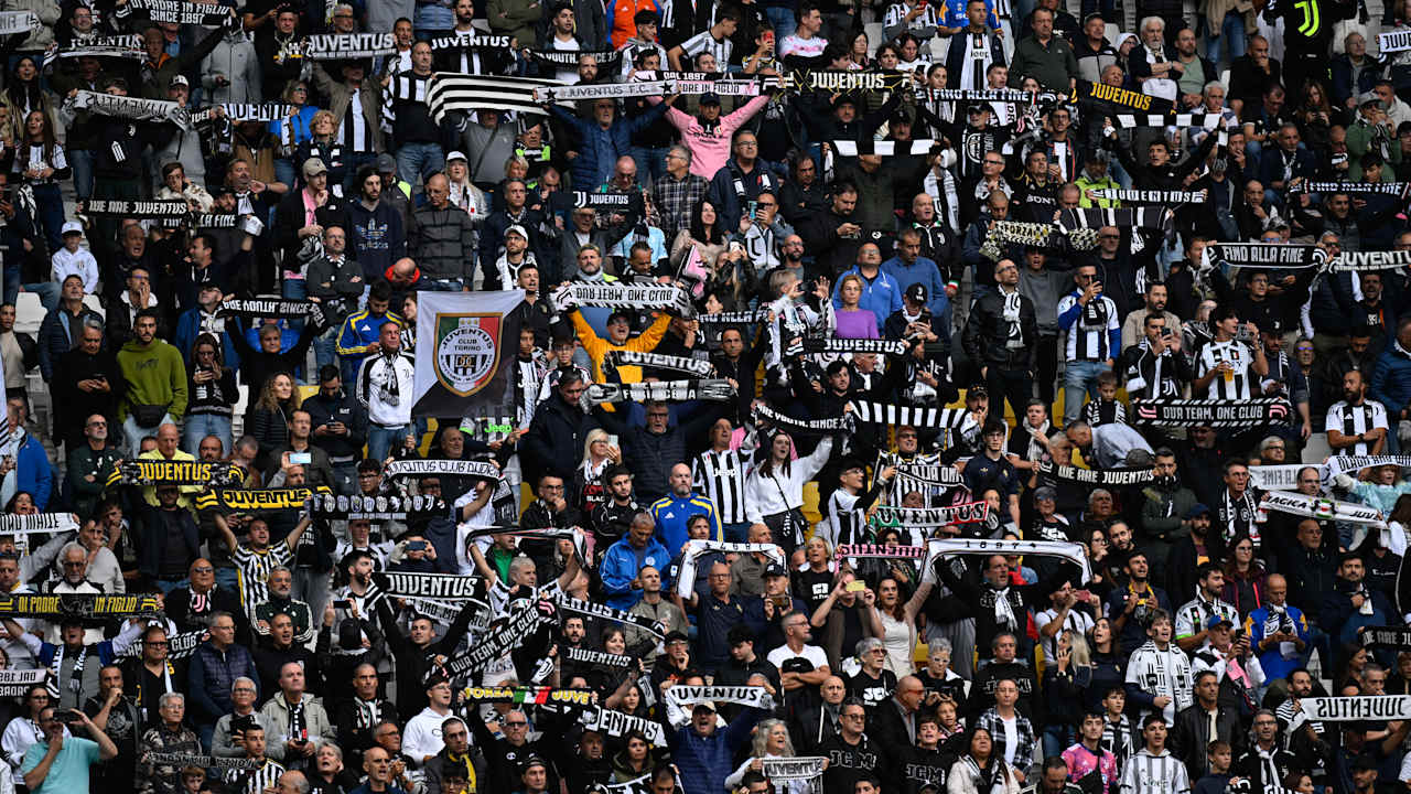 Suporter Juventus mencemooh timnya dalam laga Liga Champions lawan Pafos.
