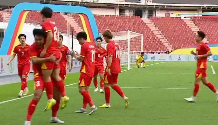Pham Minh Phuc dan para pemain Vietnam merayakan gol ke gawang Malaysia di laga pamungkas Grup B SEA Games 2025, Kamis 11 Desember 2025.