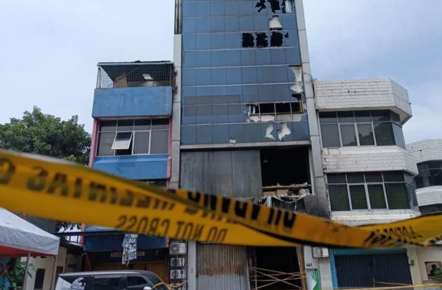 Kondisi gedung Terra Drone yang terbakar di Jakarta, Rabu (10/12).