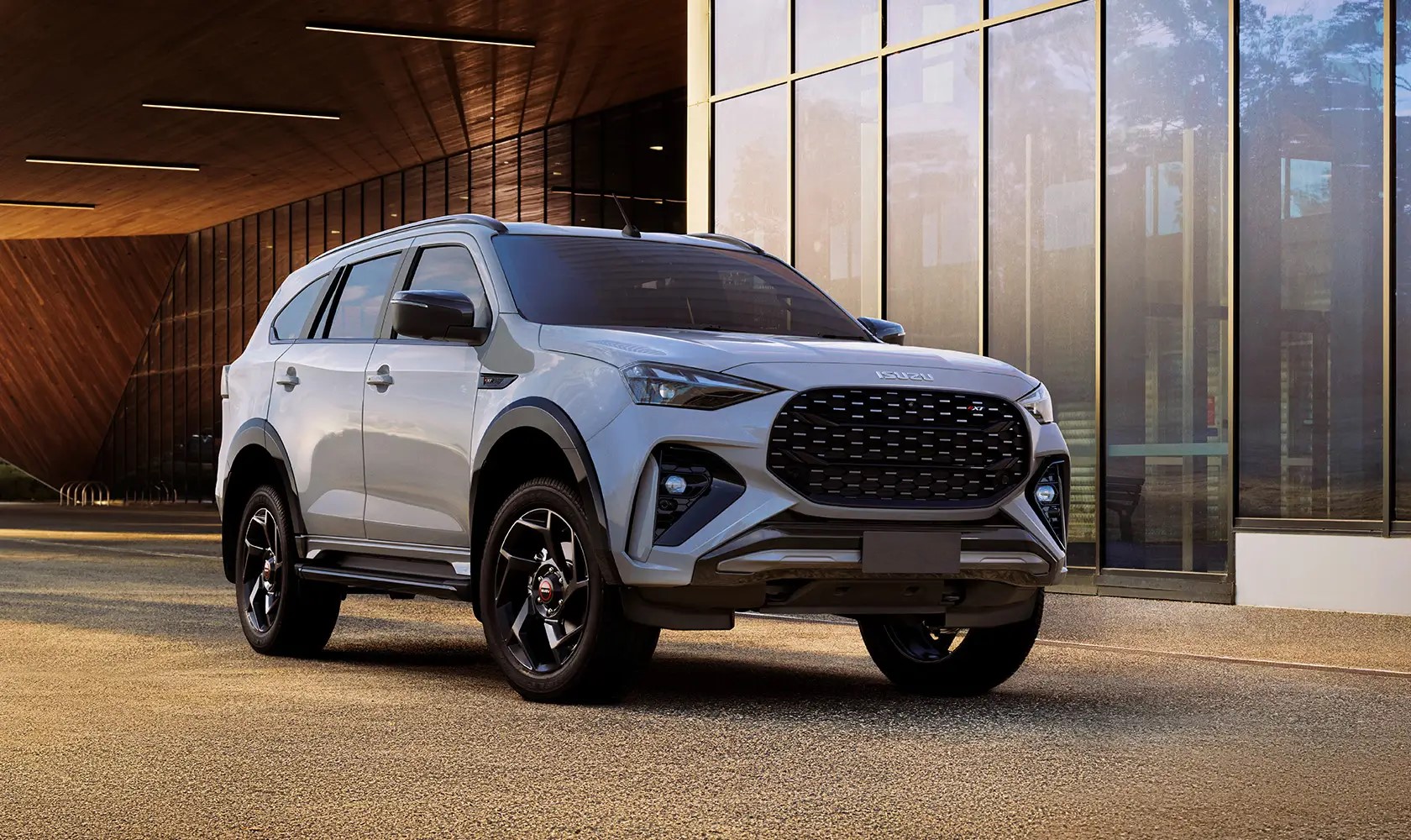 MU-X 2025 digadang sebagai SUV andalan  Isuzu. Sementara itu, Panther belum tampak tanda-tanda akan kembali.