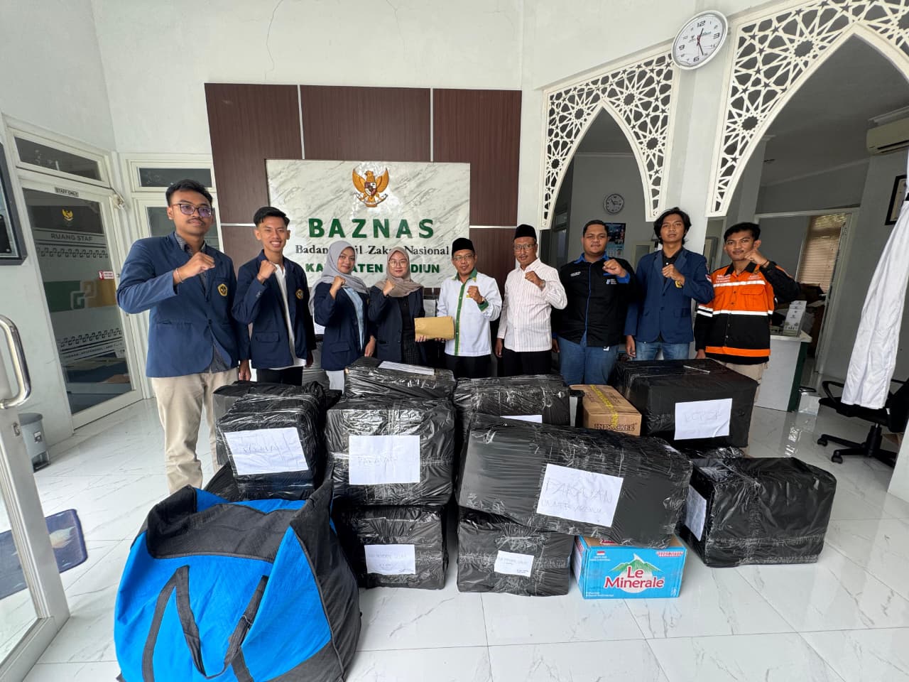 Unmer Madiun kumpulkan donasi kebersihan, popok, makanan, dan pakaian untuk korban banjir Aceh Sumatera.
