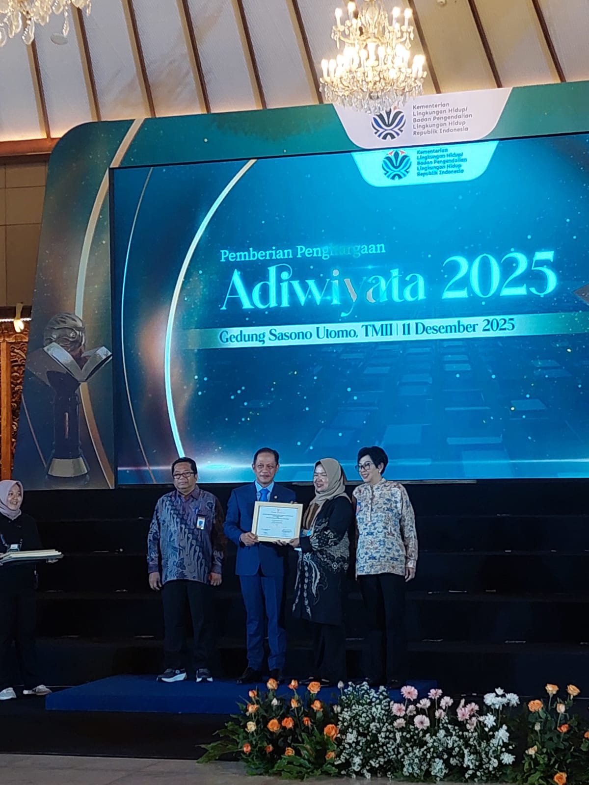 Menteri KLH Dr Hanif Faisol Nurofiq memberikan penghargaan Adiwiyata 2025 pada sekolah dan madrasah yang ada di Kabupaten Madiun.