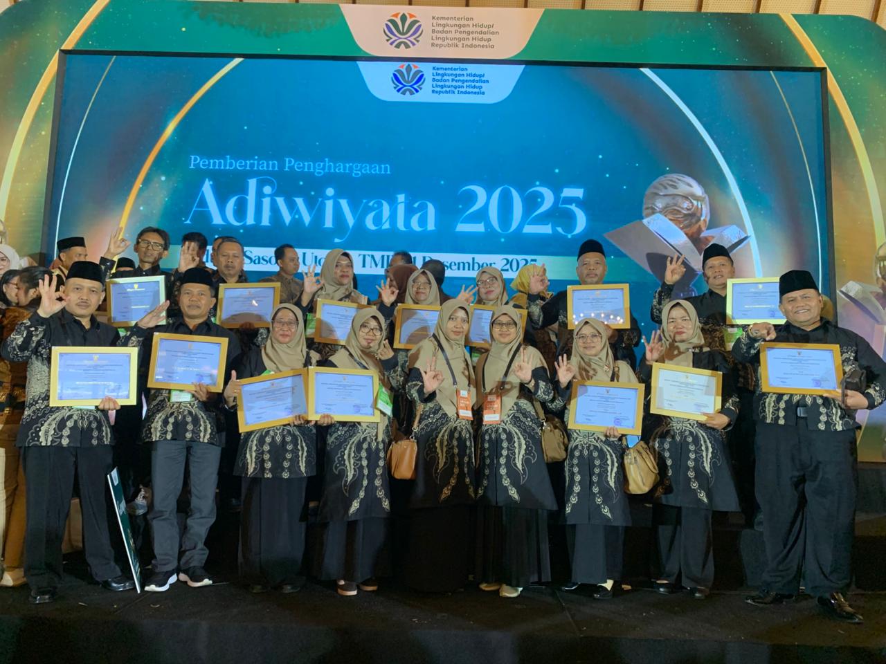 14 sekolah dan madrasah yang ada di Kabupaten Madiun menerima penghargaan Adiwiyata 2025.