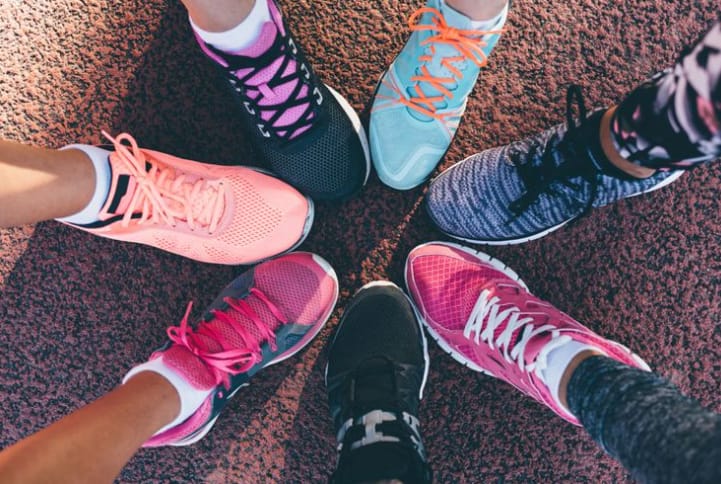 Ilustrasi sepatu lari atau sepatu jogging.