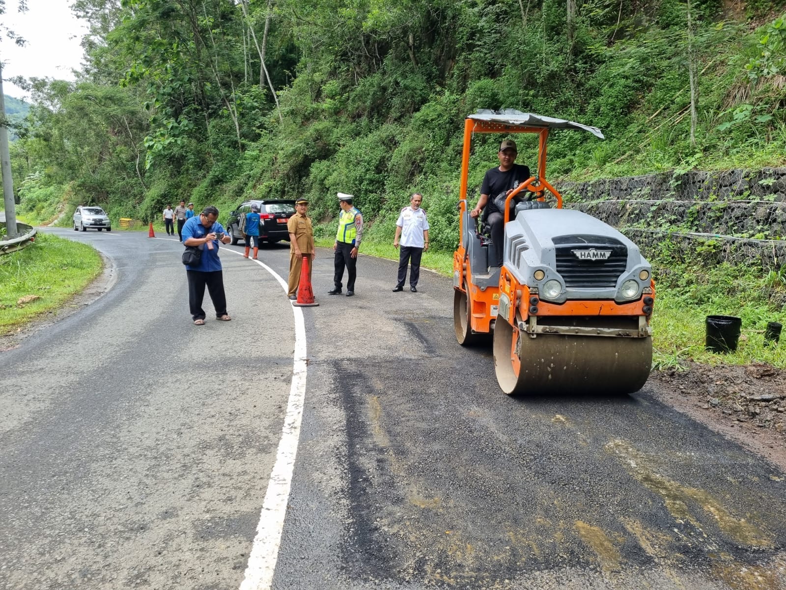 Wheel loader disiagakan di jalur Pacitan&ndash;Ponorogo untuk mempercepat penanganan saat terjadi longsor pada momen Nataru. NUR CAHYONO/RADAR PACITAN