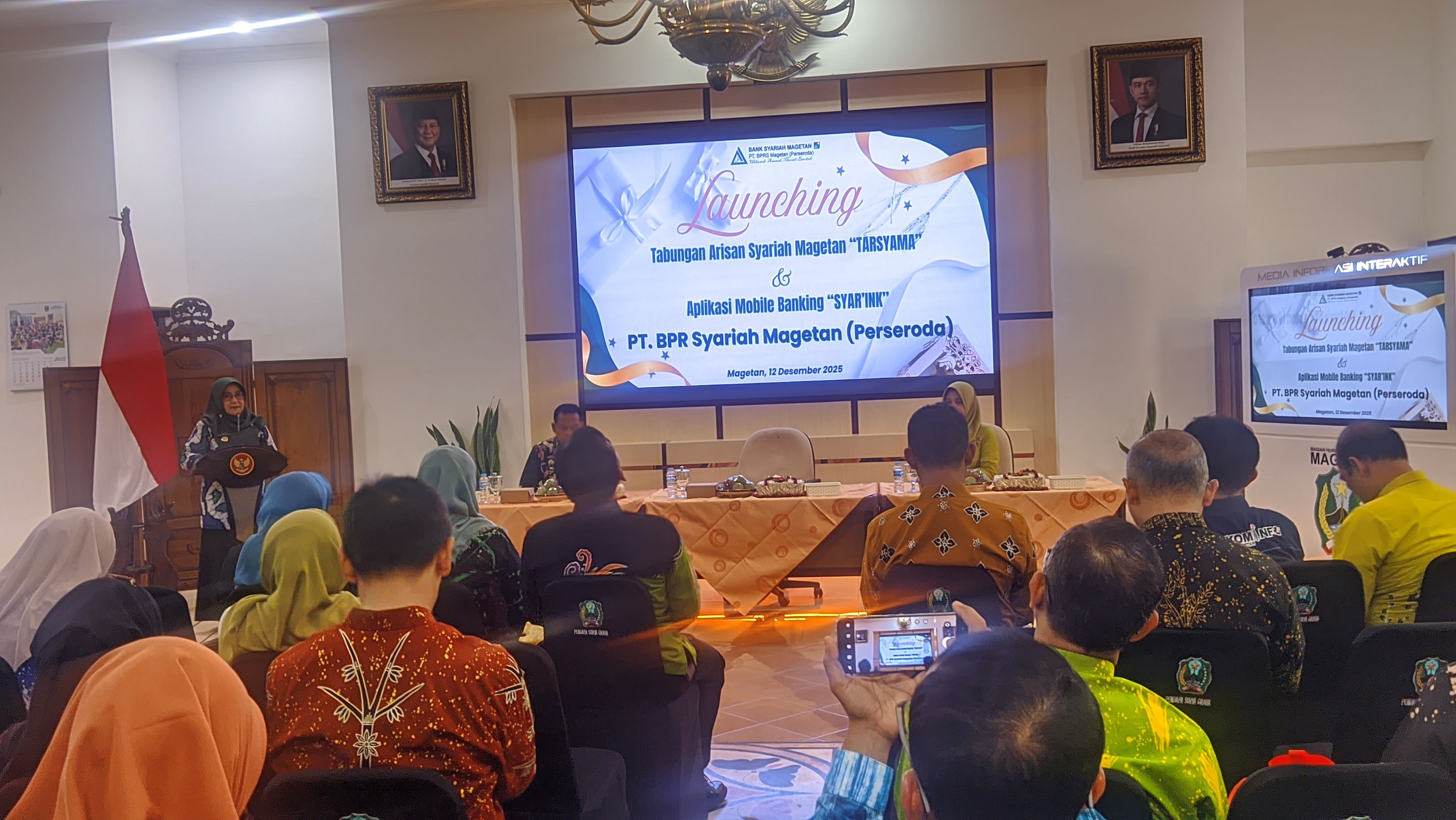 LAUNCHING: Bupati Magetan Nanik Endang Rusminiarti meresmikan langsung dua layanan terbaru dari BPRS Magetan.