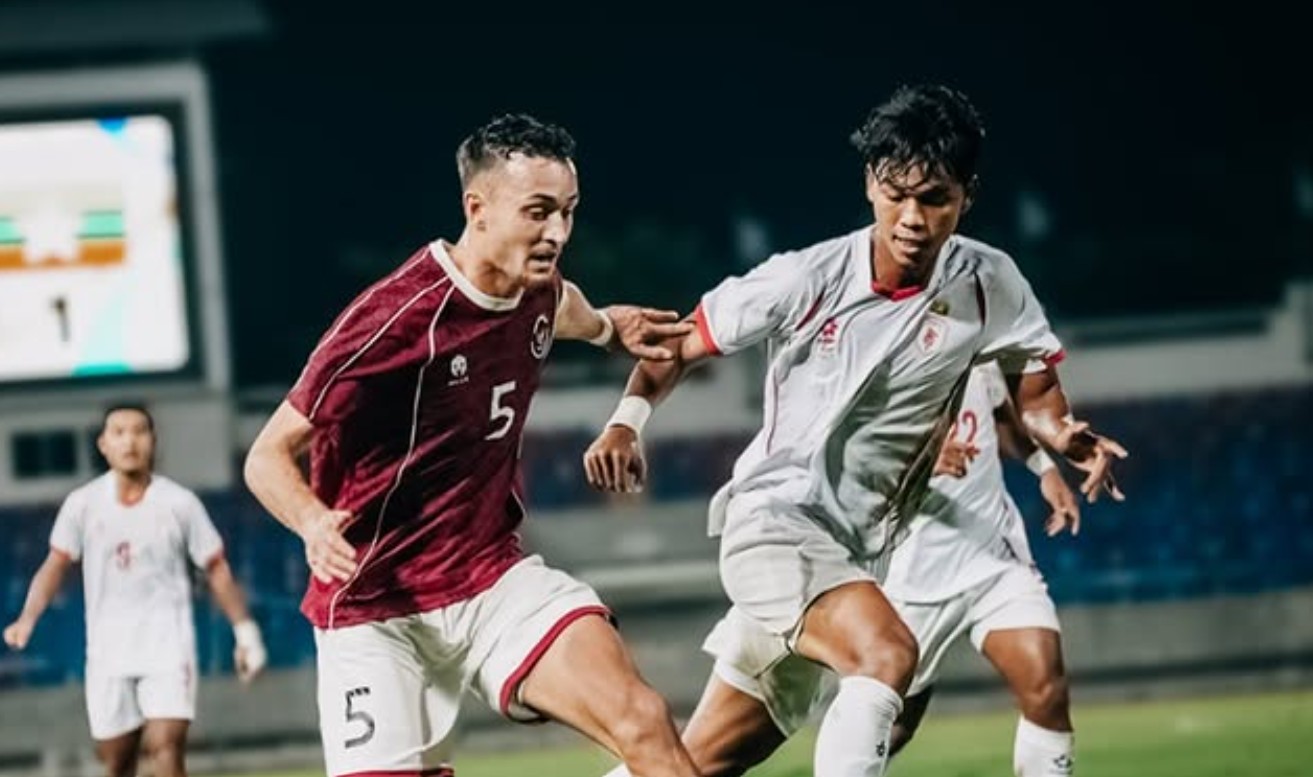 Ivar Jenner berduel di laga Indonesia vs Myanmar di SEA Games 2025.
