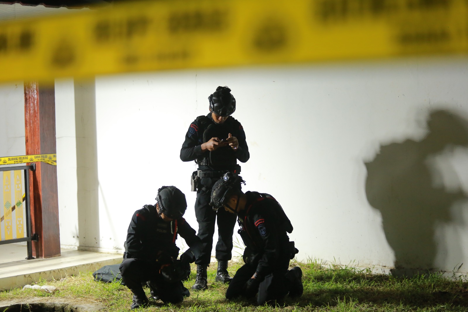 Unit Penjinak Bom (Jibom) dari Detasemen Gegana Brimob Polda Jatim melakukan evakuasi granat yang ditemukan di halaman asrama Pondok Lansia, Jumat (12/12). BAGAS BIMANTARA/RADAR MADIUN
