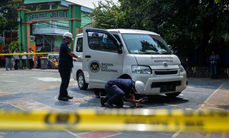 Petugas Dinas Perhubungan memeriksa mobil pengangkut Makan Bergizi Gratis (MBG) yang menabrak siswa dan guru di SDN Kalibaru 01 Pagi, Cilincing, Jakarta, Kamis (11/12).&nbsp;