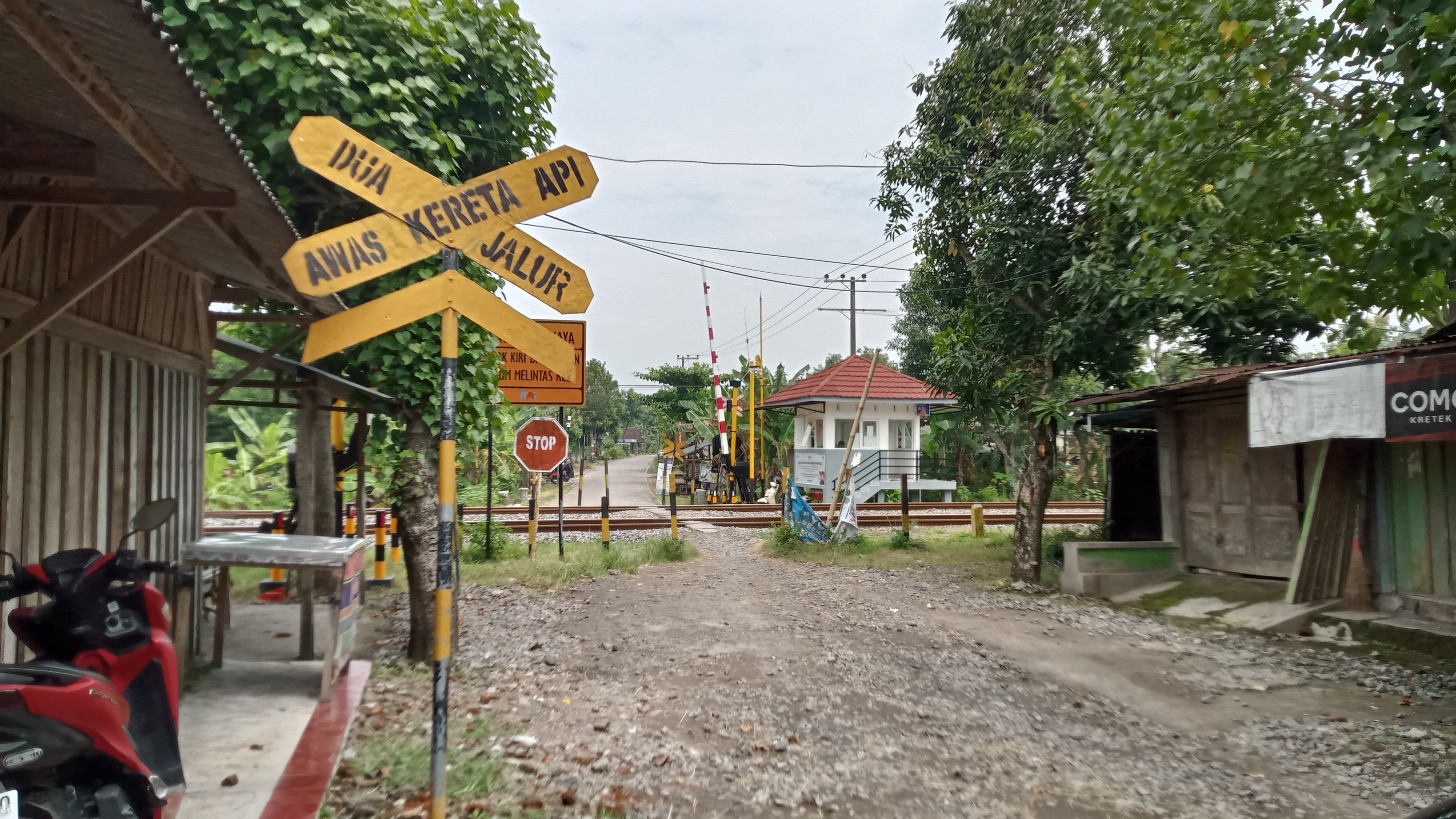 Kondisi salah satu pos penjagaan jalur perlintasan langsung (JPL) di Desa Ngale, Kecamatan Paron. ULUL RUBIYATUN/MAGANG/JAWA POS RADAR NGAWI