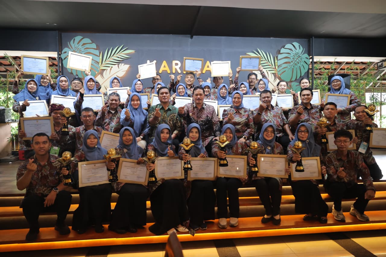 Wali Kota Maidi bersama jajaran dan kepala sekolah penerima penghargaan Adiwiyata Nasional dan Mandiri 2025. FOTO: DISKOMINFO KOTA MADIUN