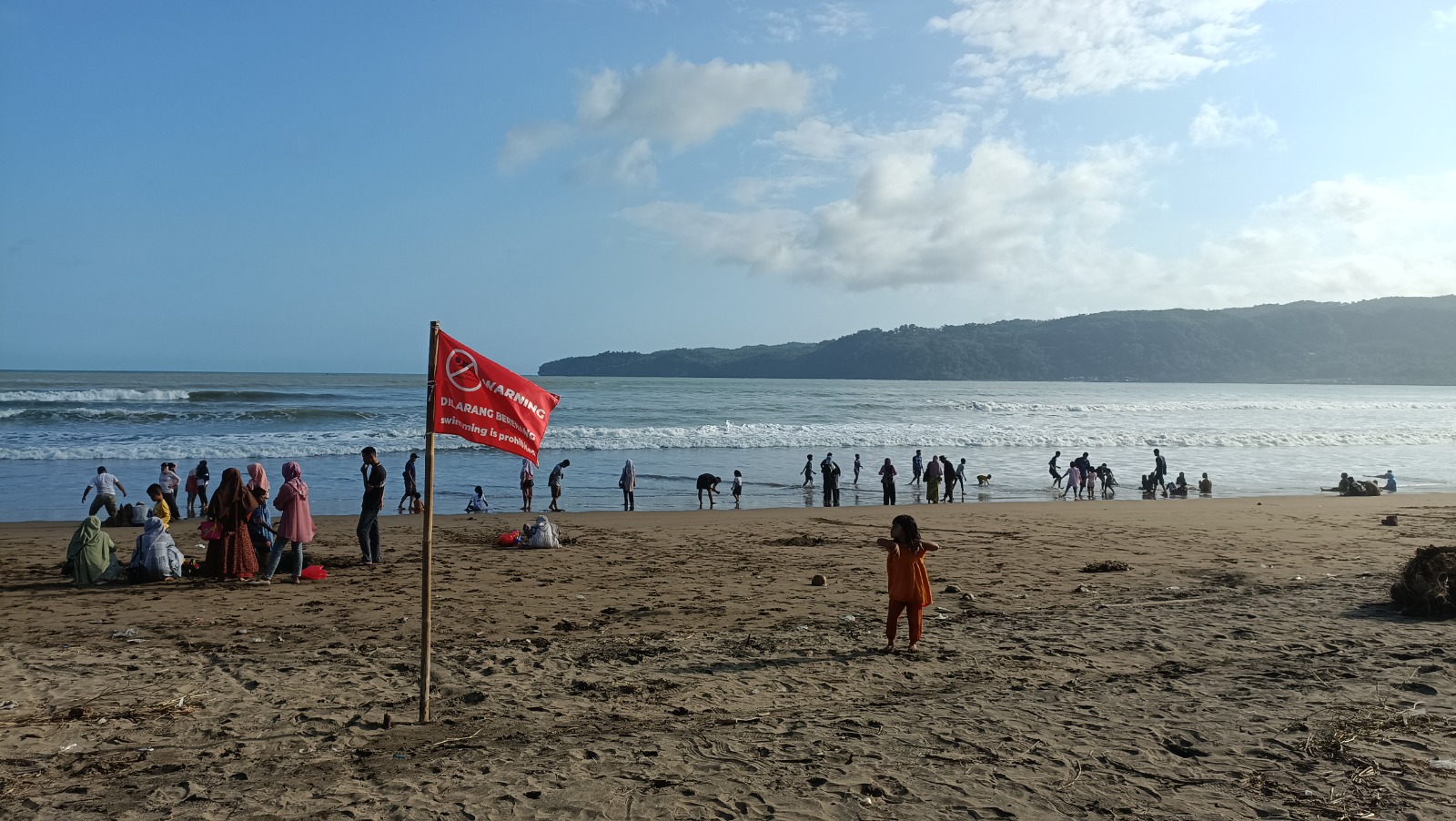 Pemkab Pacitan memasang bendera peringatan bahaya berenang di Pantai Pancer Dorr menjelang libur Nataru. NUR CAHYONO/RADAR PACITAN