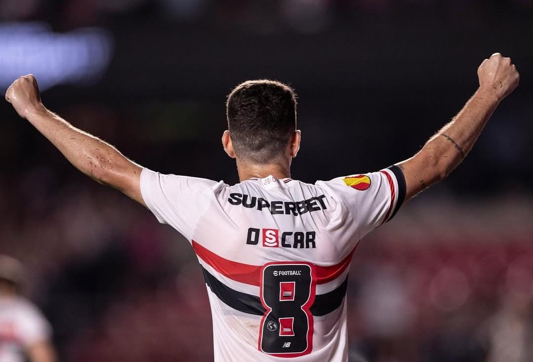 Oscar memutuskan pensiun sebagai pesepak bola profesional di usia 34 tahun setelah mengalami masalah jantung. FOTO: Instagram/@oscar_emboaba