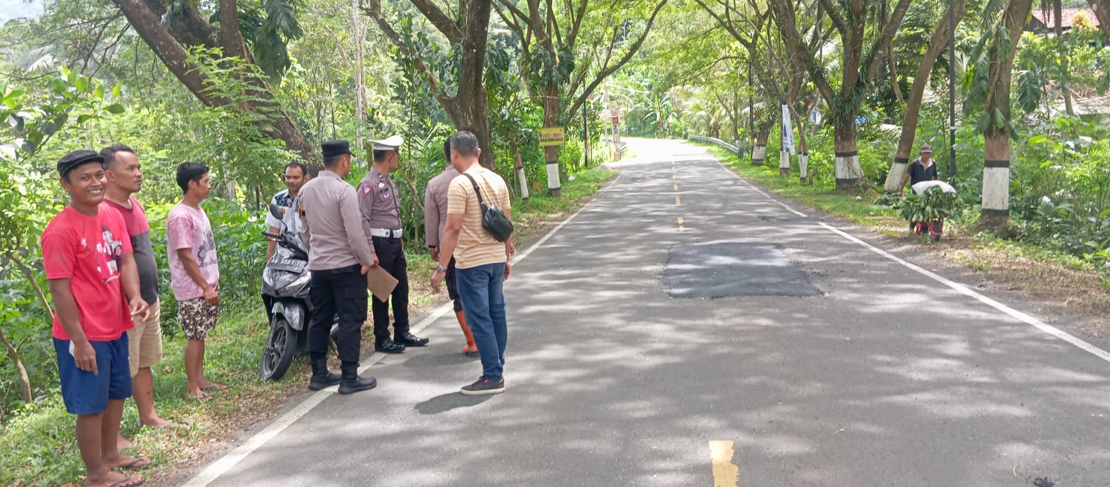 Satlantas Polres Pacitan melakukan olah TKP di lokasi kecelakaan yang menewaskan seorang IRT di JLS Pacitan, Sabtu (13/12). FOTO: SATLANTAS POLRES PACITAN