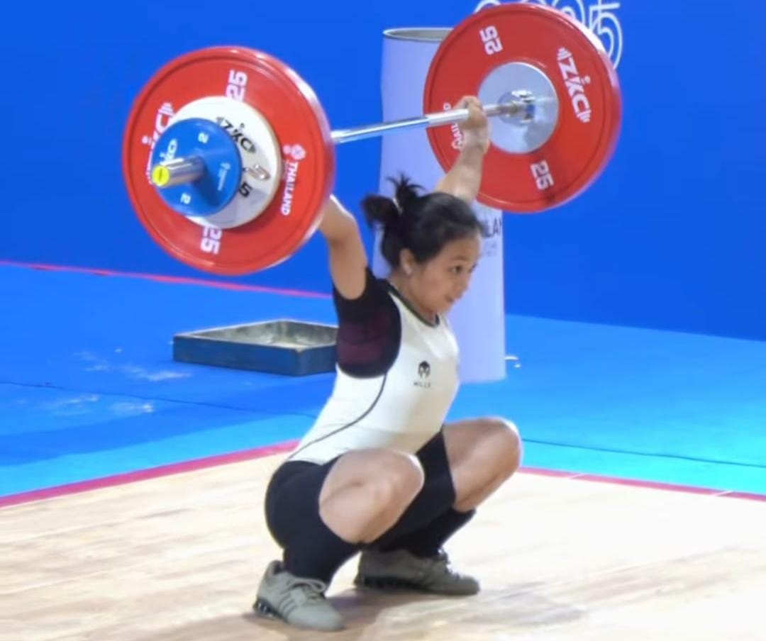 Lifter asal Pacitan Luluk Diana Tri Wijayana menunjukkan medali emas SEA Games 2025 usai tampil gemilang di nomor Women&rsquo;s 48 Kg, menyumbang emas ke-23 untuk Indonesia.