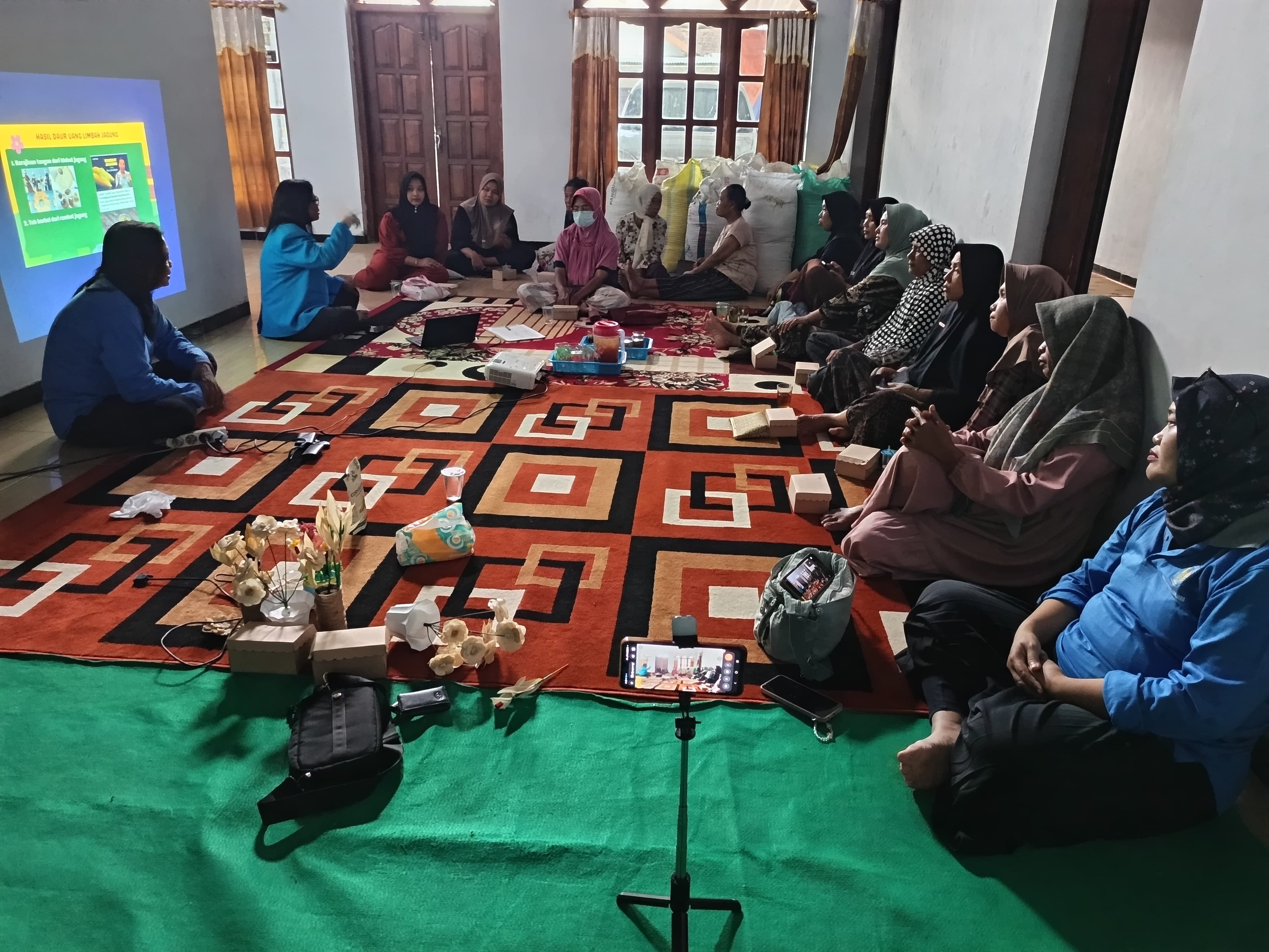 Para ibu-ibu PKK di Slahung, Ponorogo, dilatih memanfatkan limbah jagung berikut pemasarannya oleh mahasiswa UNIPMA. FOTO: ISTIMEWA