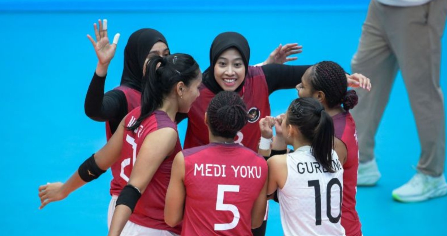Para pemain tim nasional bola voli putri Indonesia berselebrasi setelah mencetak poin ke Malaysia pada pertandingan perdana pul B SEA Games Thailand 2025.