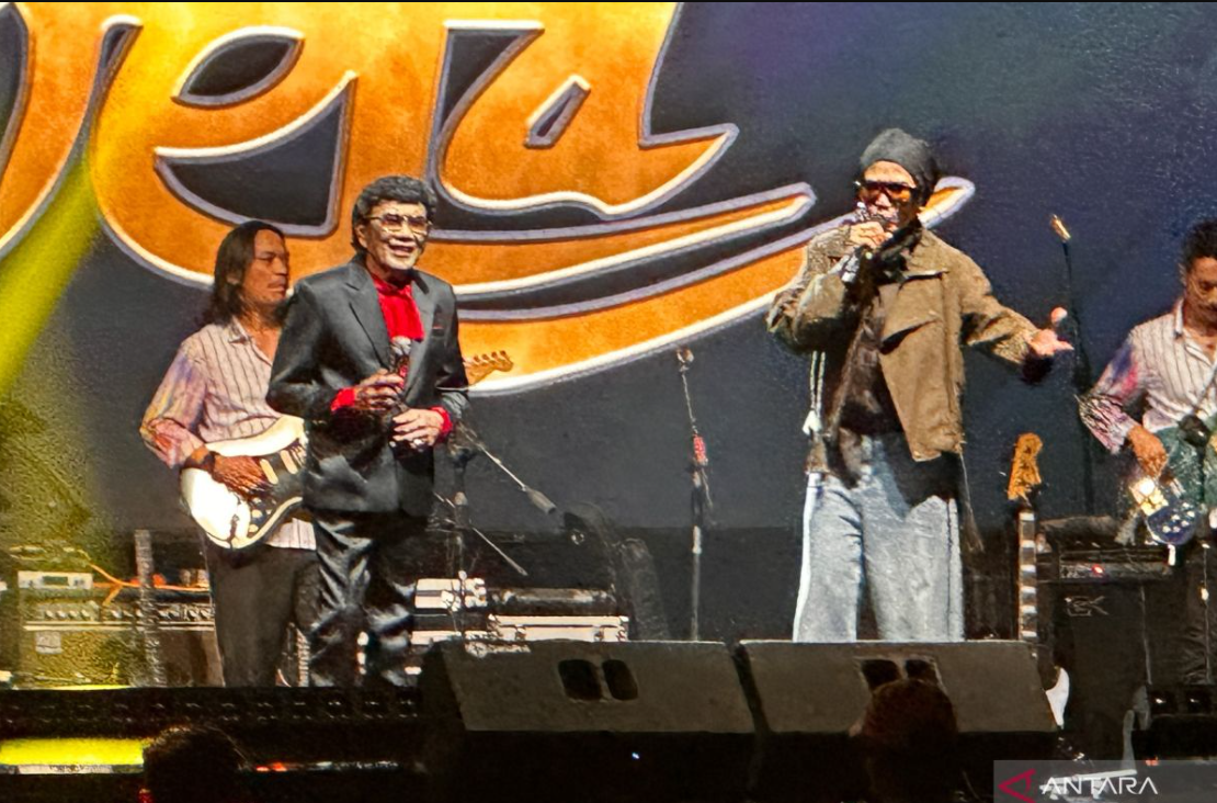 Rhoma Irama dan Nicky Astria performa pada konser bertajuk &ldquo;Rhoma Irama Selebrasi 55th Soneta&rdquo; di Jakarta International Velodrome, Sabtu (13/12/2025).