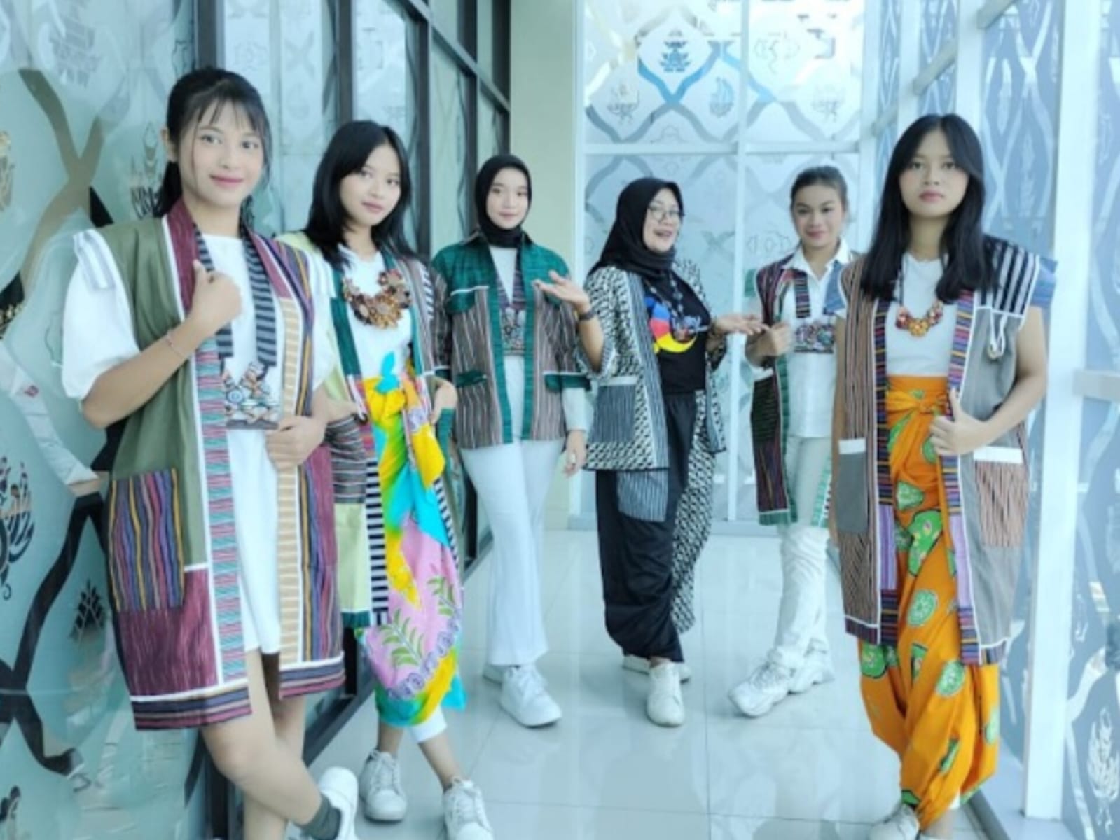 Perajin Batik Malessa di Kampung Dipotrunan, Tipes, Serengan, Solo, tengah mengerjakan busana batik dan lurik yang menjadi produk unggulan UMKM berbasis pemberdayaan perempuan.