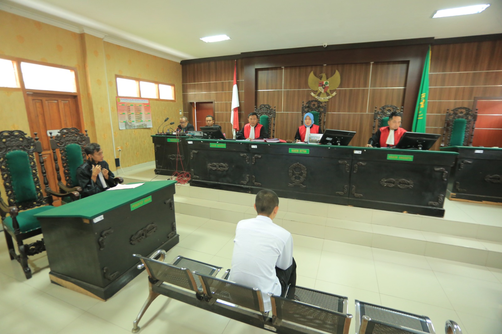 Salah seorang terdakwa perkara unjuk rasa di Kantor DPRD Kota Madiun pada Agustus lalu menjalani proses persidangan di Pengadilan Negeri setempat. DOK RADAR MADIUN