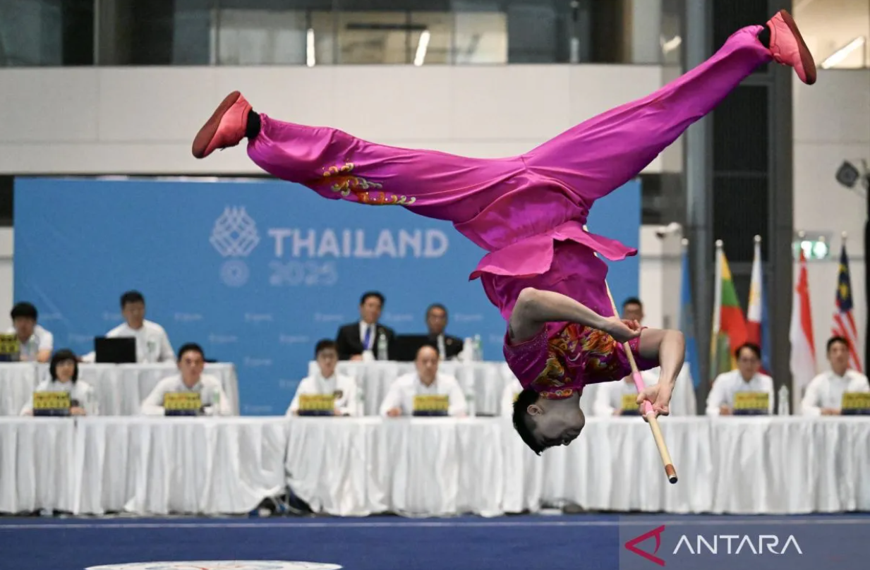 Atlet Wushu Edgar Xavier Marvelo beraksi pada final wushu taolu putra SEA Games 2025 di Ratthaprasasanphakdi Building Goverment Complex Chaeng Watthana Bang, Chakkrawat, Samphanthawong, Bangkok.