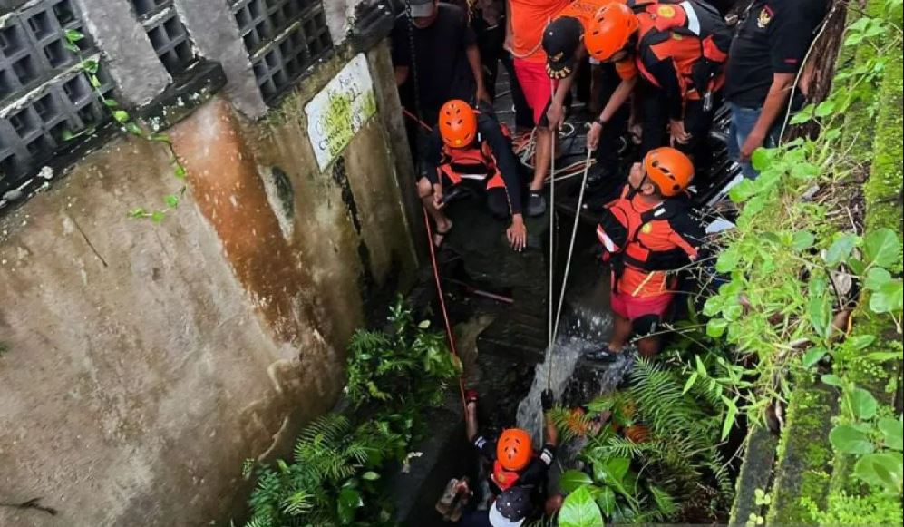 Petugas BPBD dan Polres Badung melakukan evakuasi korban WNA diduga menerobos banjir di Jalan Krisnantara, Desa Tibubeneng Kecamatan Kuta Utara, Badung, Bali, Minggu (14/12/2025).