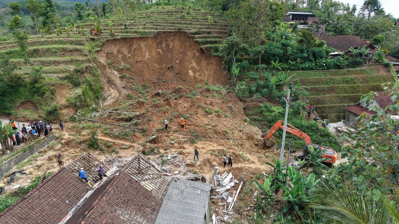 Petugas BPBD Ponorogo bersiaga dalam penanganan bencana hidrometeorologi sebagai upaya memperkuat mitigasi, kesiapsiagaan, dan perlindungan masyarakat dari ancaman longsor, banjir, dan cuaca ekstrem.