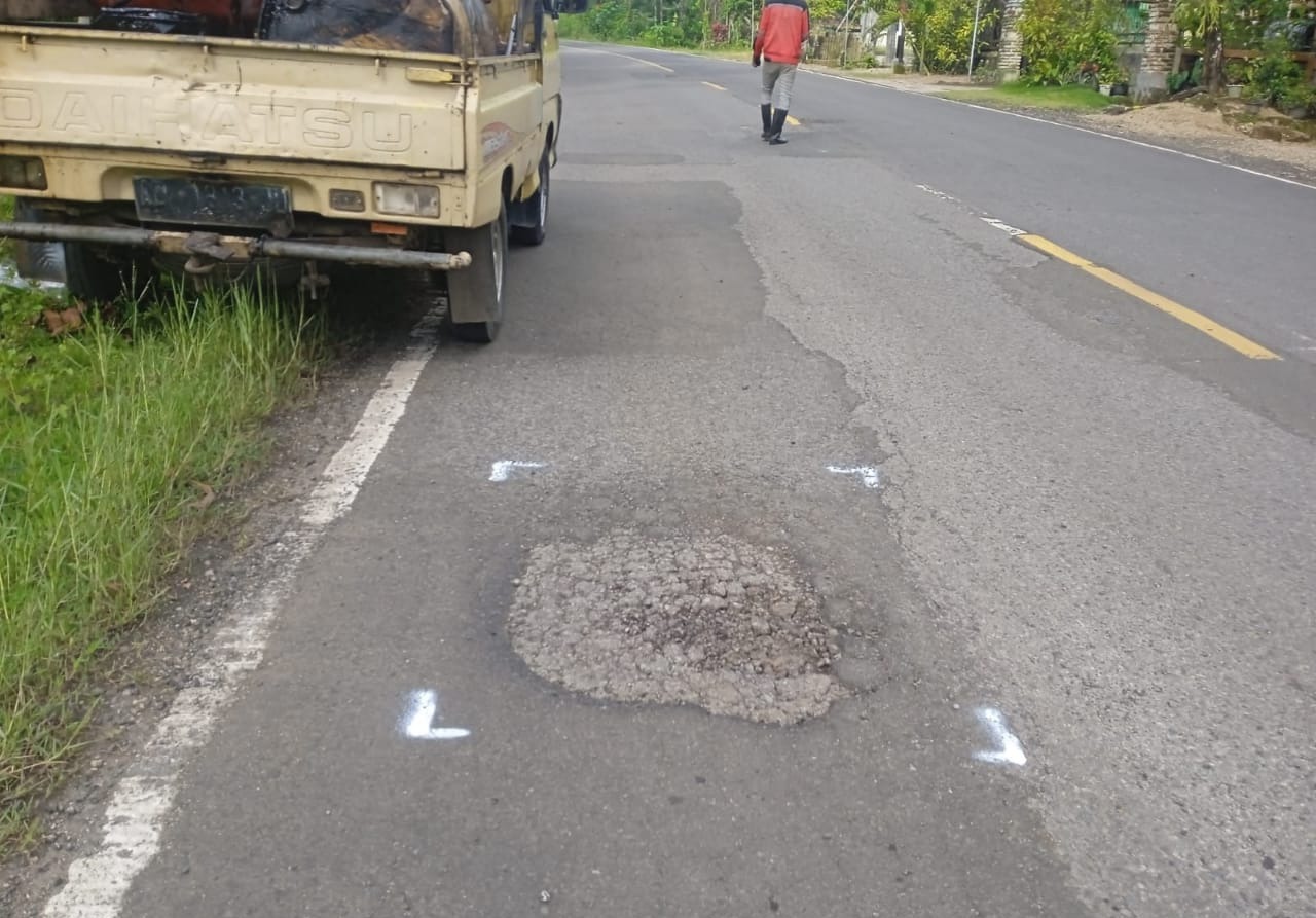 Salah satu titik kerusakan ruas jalan nasional di Kabupaten Pacitan yang berlubang dan membahayakan pengguna jalan. DOK RADAR PACITAN