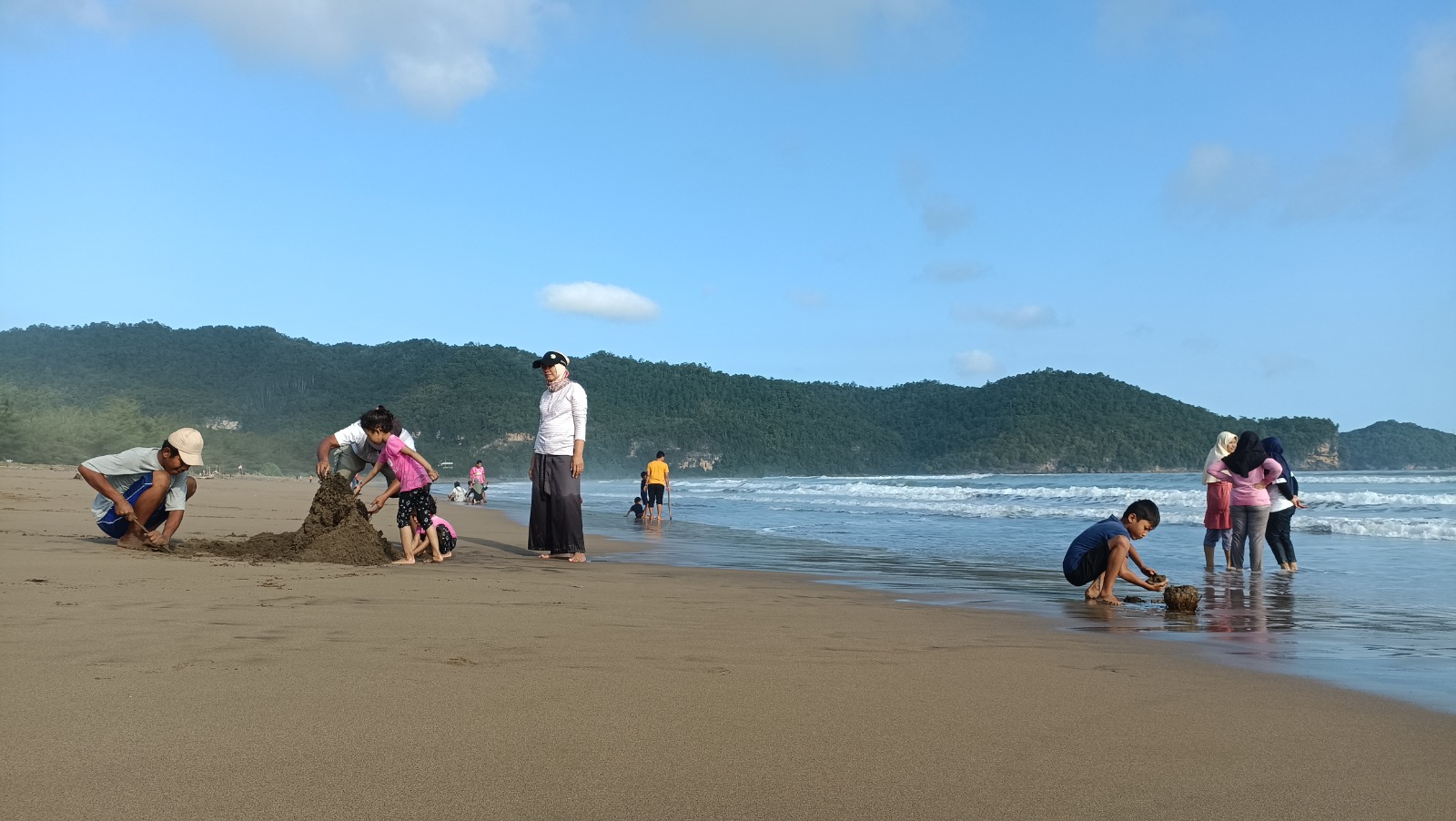 Salah satu destinasi pantai di Pacitan yang menjadi andalan wisatawan. Disparbudpora menargetkan 150 ribu kunjungan wisata selama libur Natal dan Tahun Baru. NUR CAHYONO/RADAR PACITAN