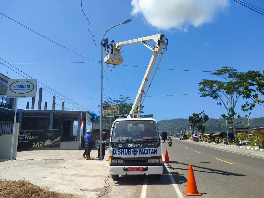 Sejumlah petugas melakukan perbaikan penerangan jalan umum (PJU) di Kabupaten Pacitan sebagai upaya menjaga keselamatan pengguna jalan, terutama pada malam hari. DOK RADAR PACITAN