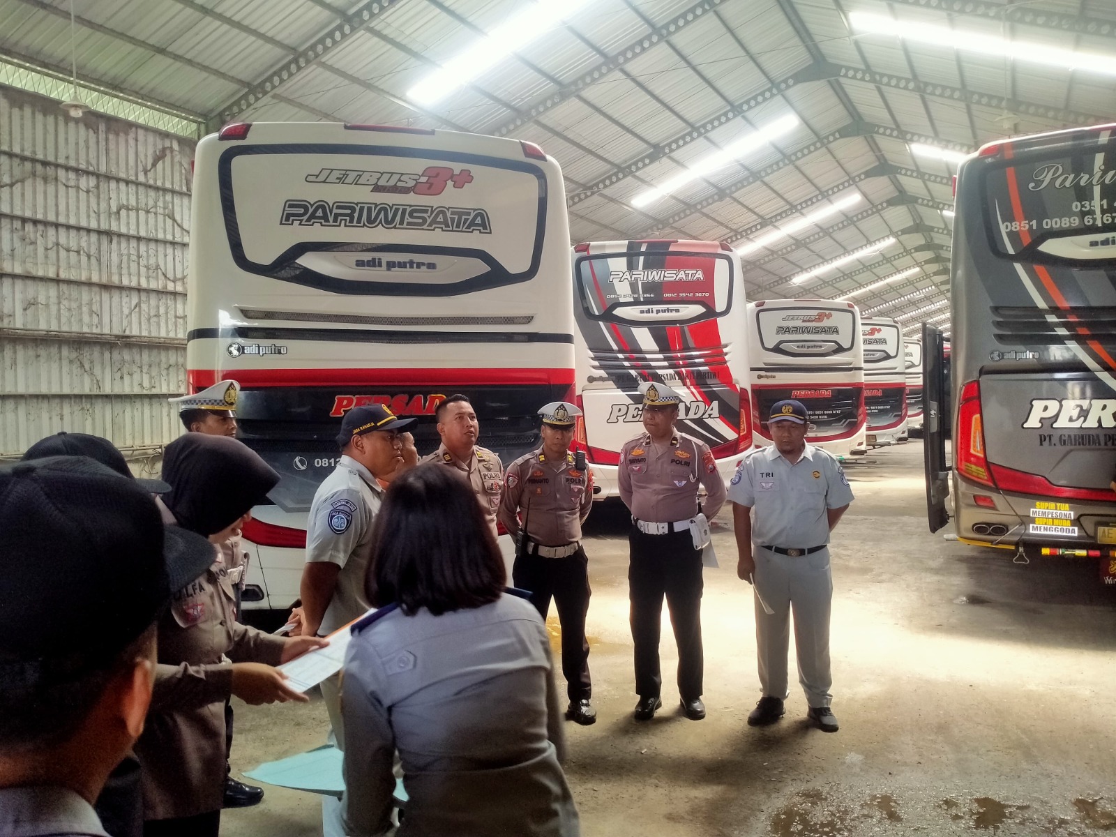 Petugas gabungan melakukan pemeriksaan kelaikan puluhan bus pariwisata dan angkutan umum di Ngawi menjelang libur Natal 2025 dan Tahun Baru 2026. POLRES NGAWI UNTUK JAWA POS RADAR NGAWI