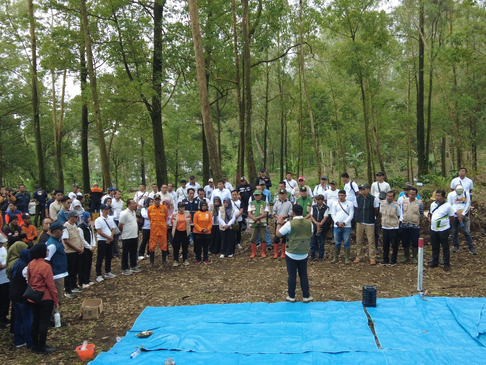 Bupati Ngawi Ony Anwar Harsono mengikuti kegiatan reforestasi di kawasan hutan Gunung Lawu sisi utara sebagai bagian dari upaya pelestarian lingkungan dan penguatan fungsi ekologis kawasan.