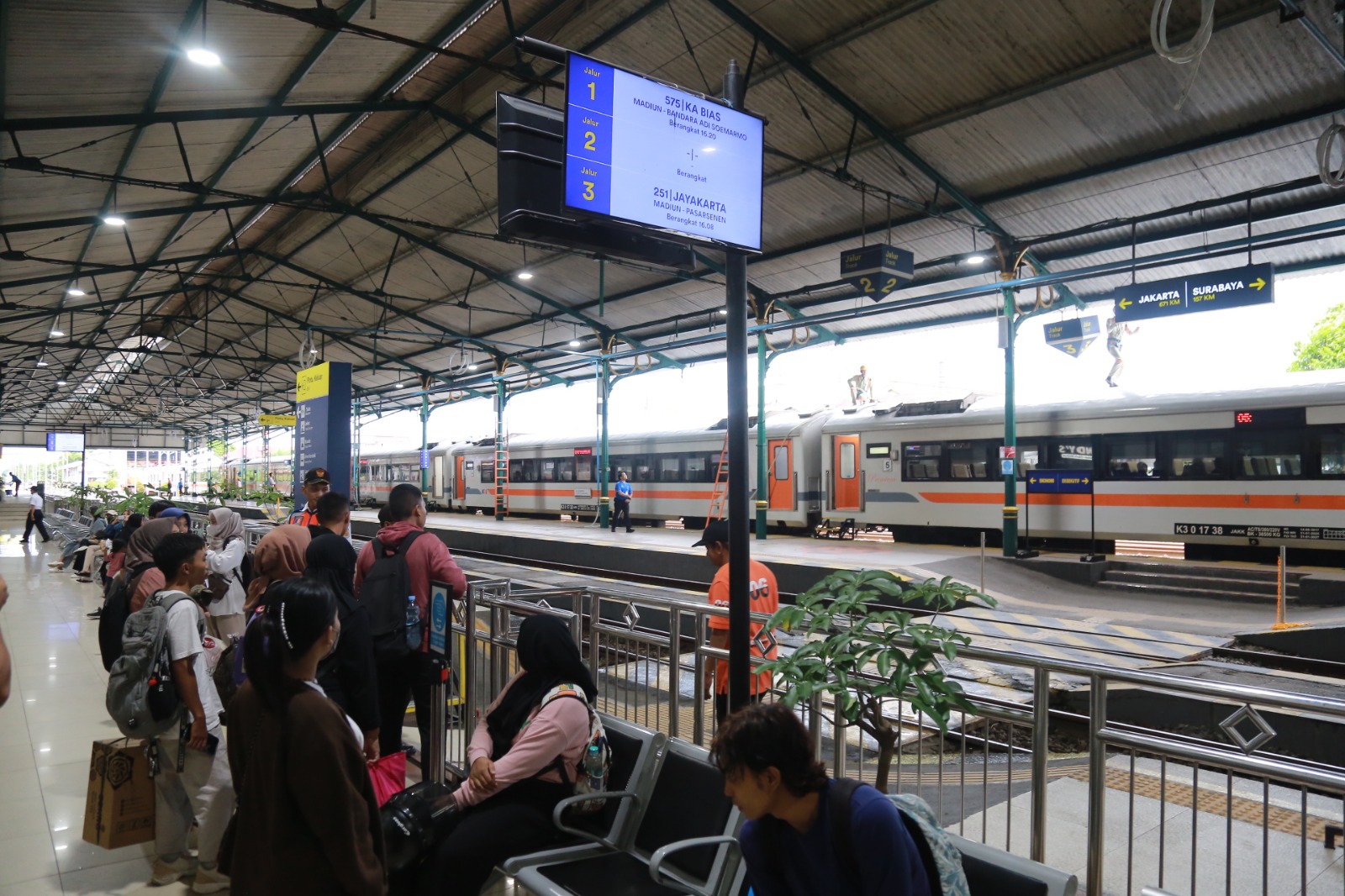 Jumlah penumpang kereta api diperkirakan meningkat selama libur Natal dan Tahun Baru 2026. BAGAS BIMANTARA/JAWA POS RADAR MADIUN