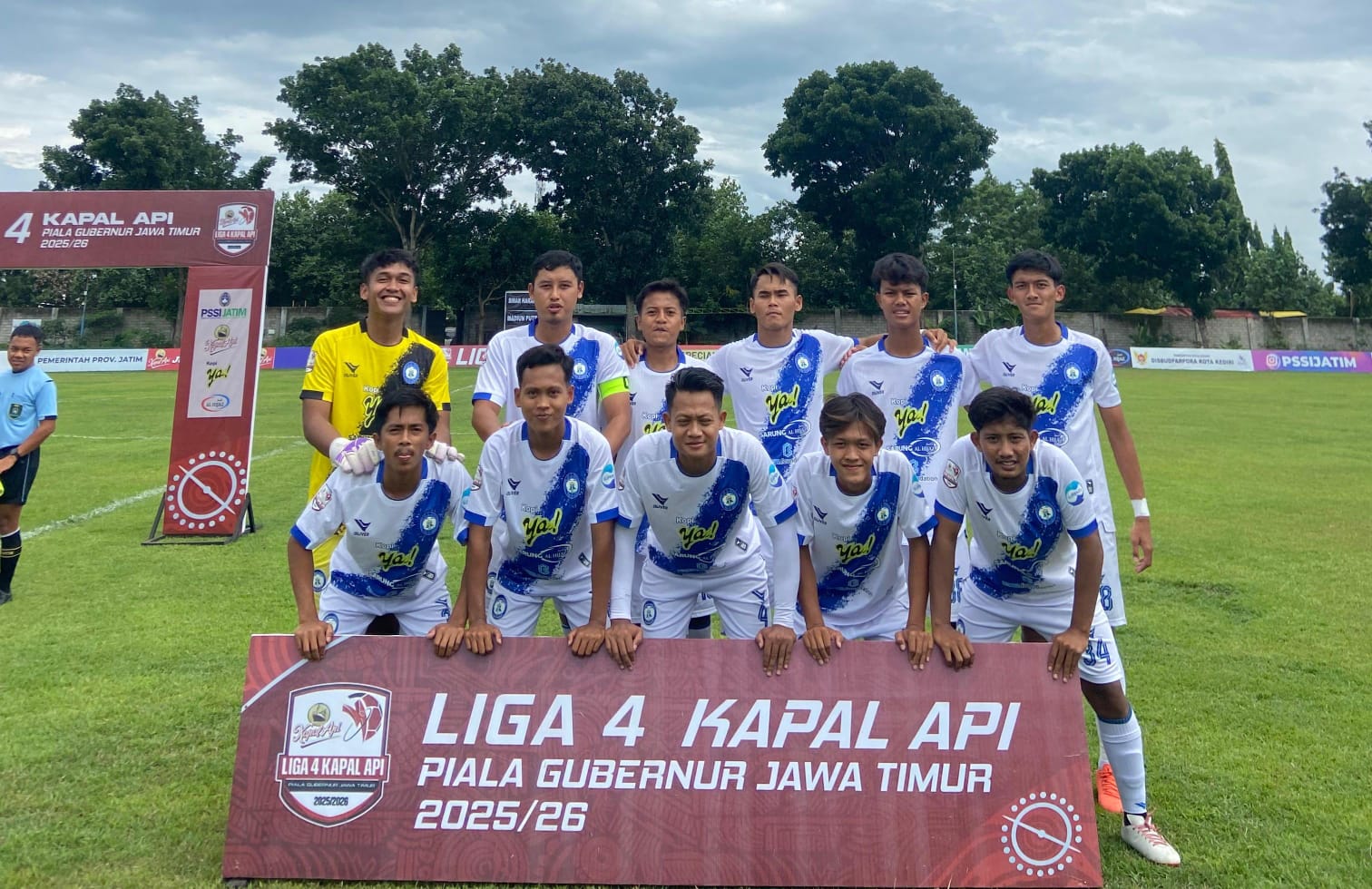 Pemain MPFC merayakan kemenangan 5-2 atas Sinar Harapan pada laga pemungkas Grup G Liga 4 Piala Gubernur Jawa Timur 2025 di Ngronggo Sport Art Center, Kediri, Senin (15/12). MPFC UNTUK RADAR MADIUN