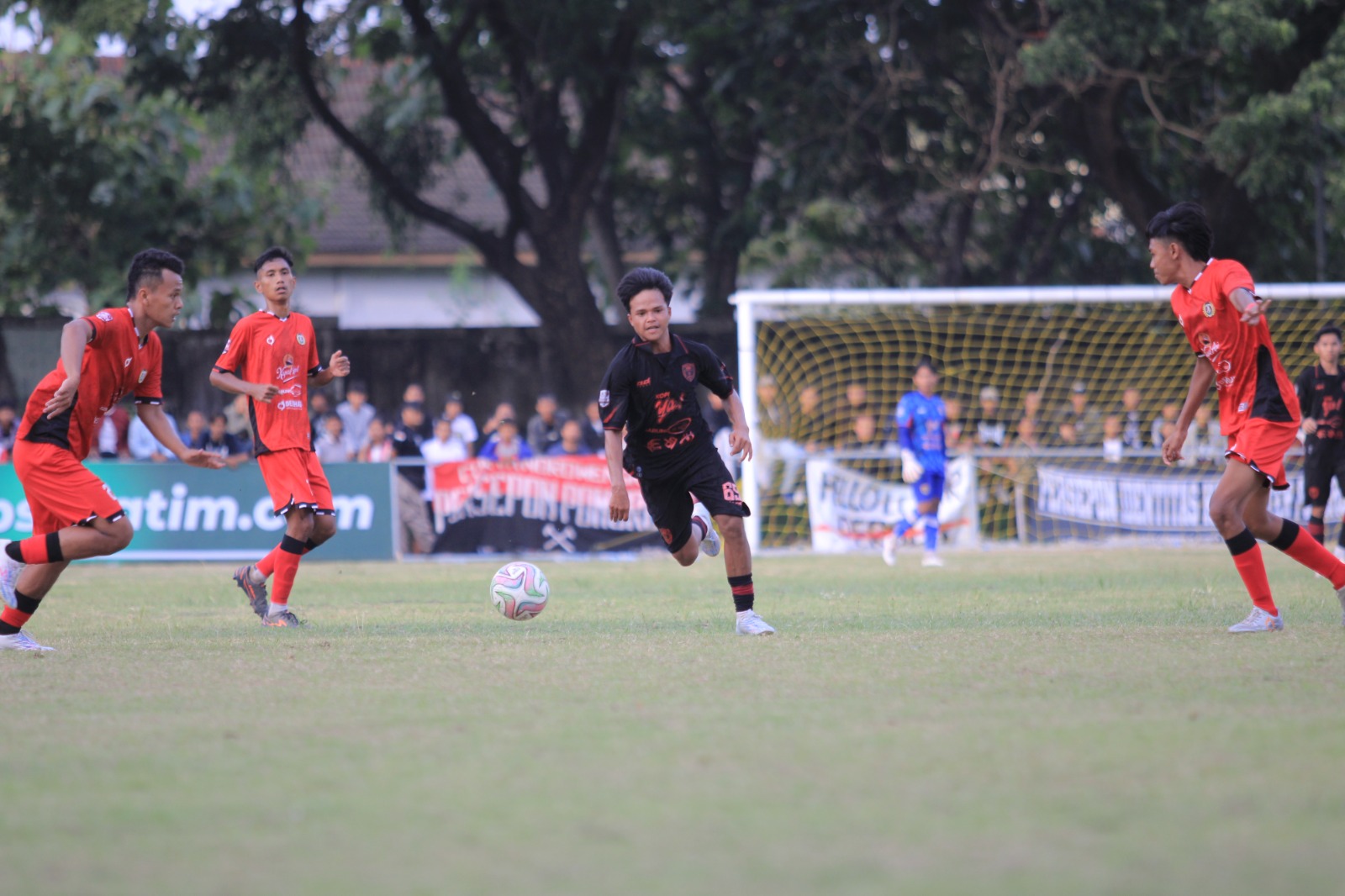 Pemain Persinga Ngawi dan Persepon Ponorogo saling berebut bola dalam laga penyisihan Grup M Liga 4 Jawa Timur di Stadion Batoro Katong, Ponorogo, Senin (15/12). AJI PUTRA/JAWA POS RADAR MADIUN