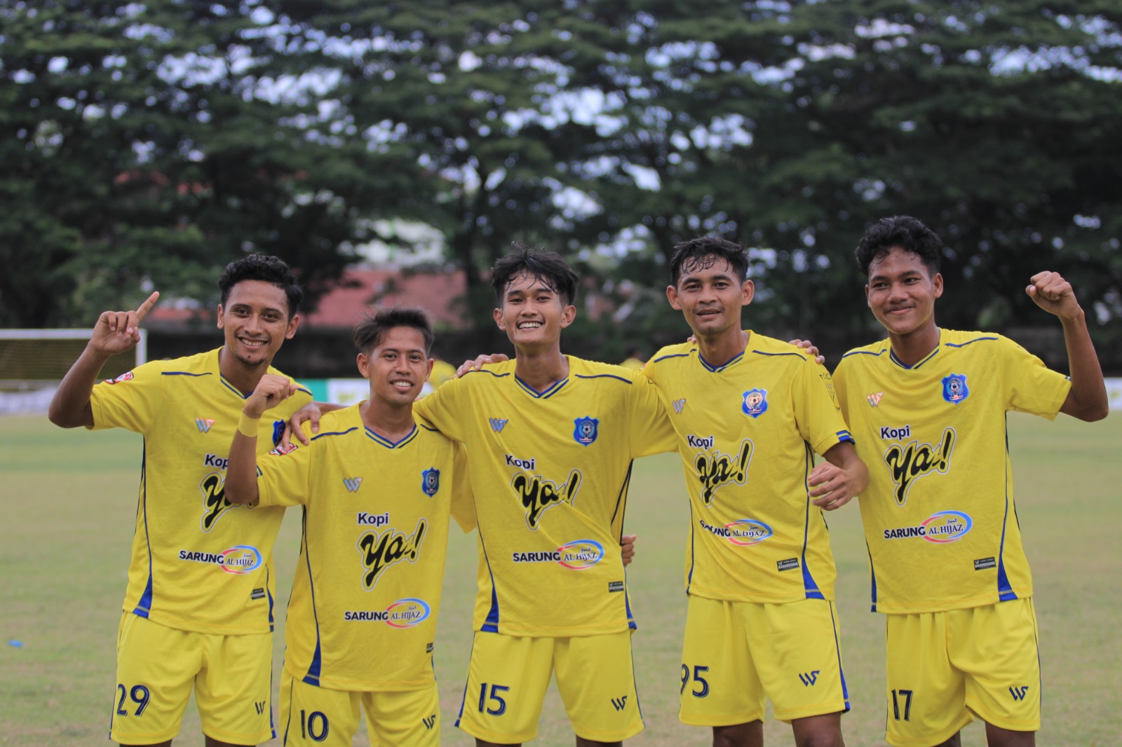 Penyerang Persemag Magetan Harist Luqmanul merayakan gol ke gawang Perspa Pacitan bersama rekan setimnya. AJI PUTRA/JAWA POS RADAR MAGETAN