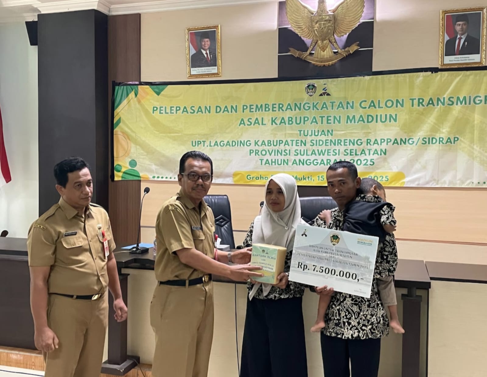 Asisten Pemerintahan dan Kesra Sudjiono bersama Kepala Disnakerin Kabupaten Madiun Arik Krisdiananto memberangkatkan Anton Ribowo beserta keluarganya menuju lokasi transmigrasi di Sulsel.