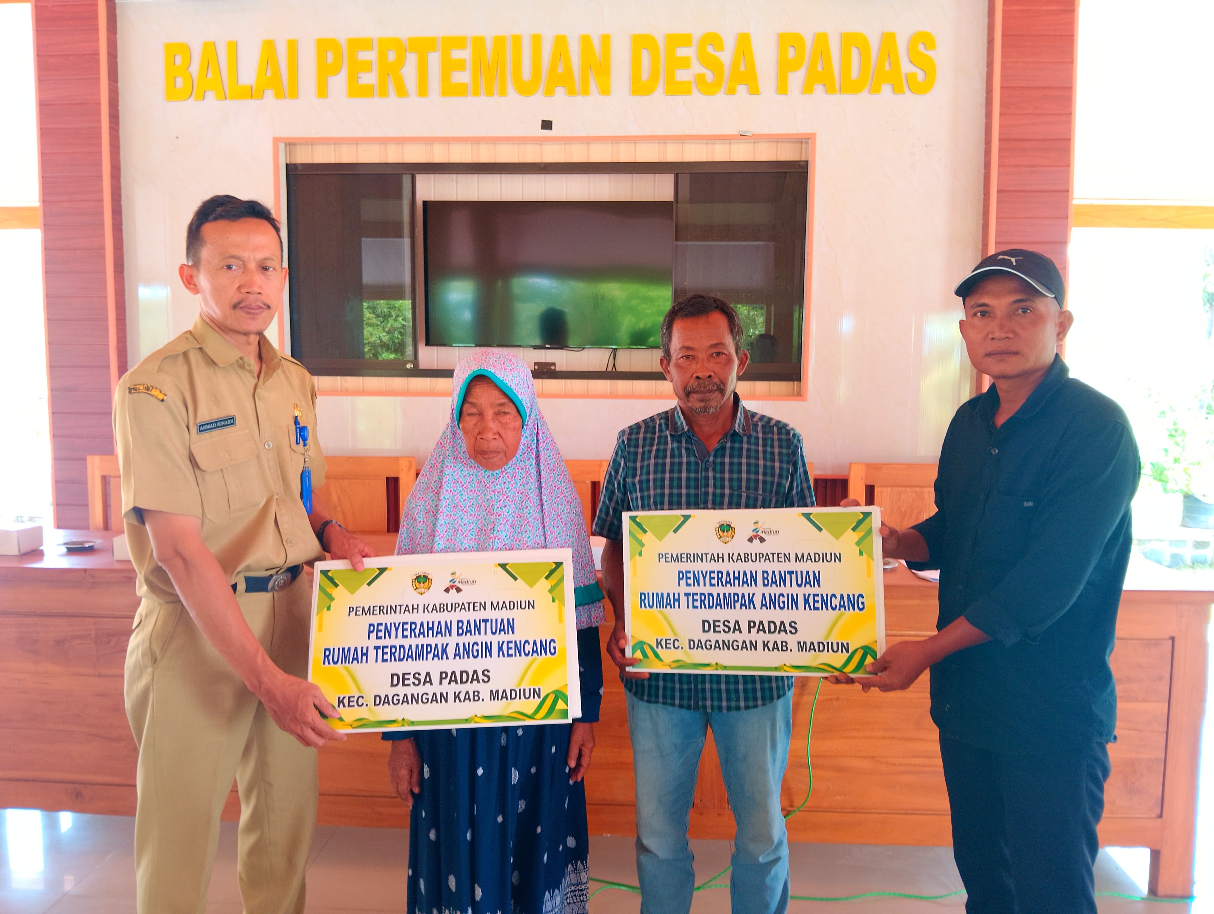 Disperkim Kabupaten Madiun menyalurkan bantuan sosial rumah terdampak bencana angin kencang di Desa Padas dan Ngranget, Kecamatan Dagangan, Senin (15/12). PROKOPIM UNTUK RADAR MADIUN