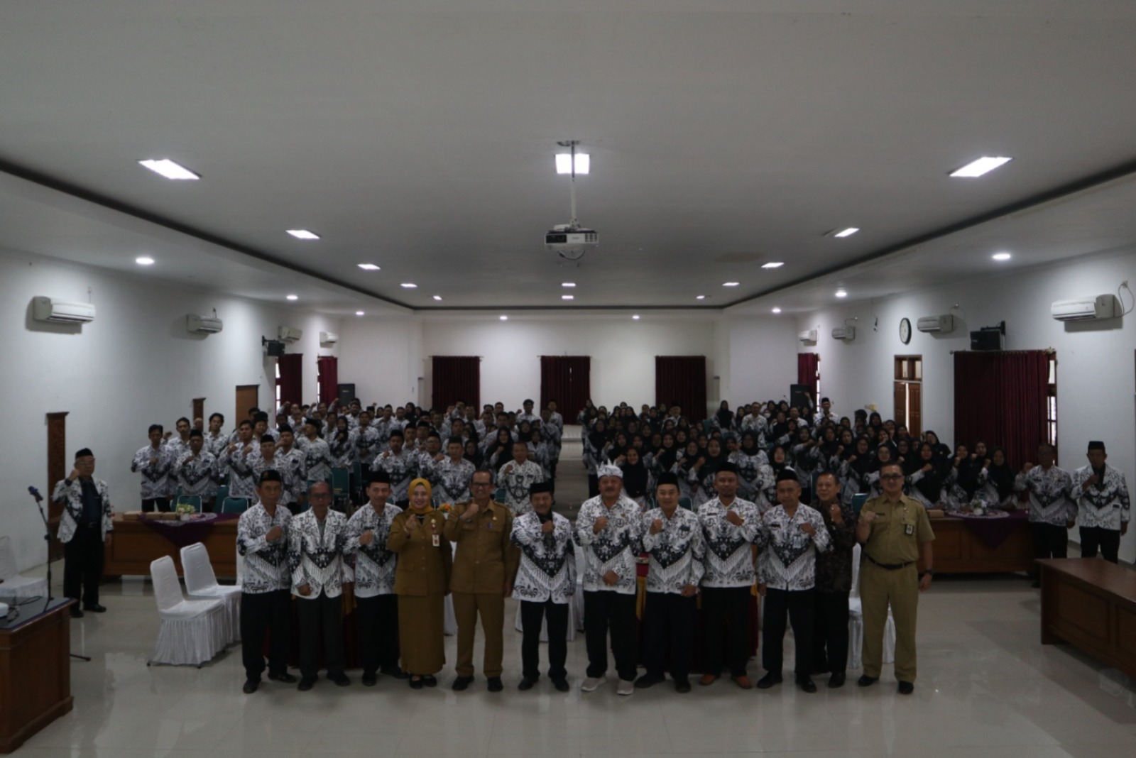 Sekda Kota Madiun Soeko Dwi Handiarto bersama Kepala Dindik Lismawati serta pengurus PGRI Kota Madiun dan PGRI Jatim dalam puncak peringatan HUT PGRI ke-80 dan HGN 2025. FOTO: ISTIMEWA