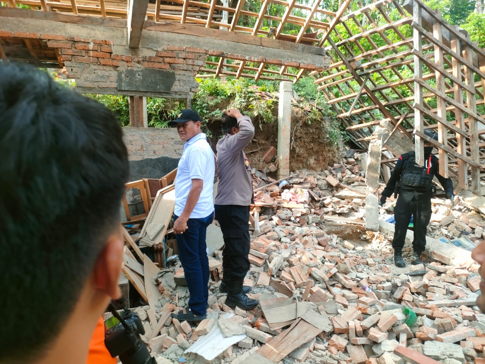 Sejumlah anggota kepolisian melakukan pengamanan dan sterilisasi lokasi ledakan mesiu di Desa Tahunan Baru, Kecamatan Tegalombo, Pacitan, beberapa waktu lalu. DOK RADAR PACITAN