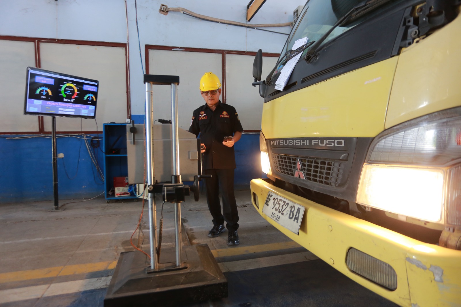 Petugas UPT Pengujian Kendaraan Bermotor Kota Madiun melakukan pemeriksaan teknis kendaraan dalam layanan uji KIR gratis, kemarin (15/12). BAGAS BIMANTARA/JAWA POS RADAR MADIUN