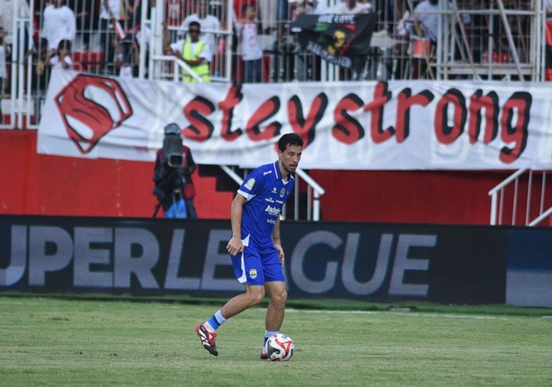 Gelandang Persib Bandung Thom Haye beraksi di BRI Super League.