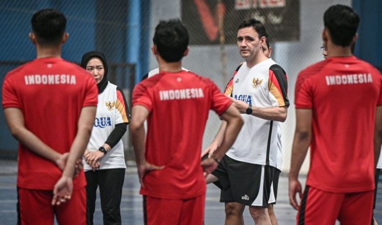 Pelatih Timnas Futsal Indonesia Hector Souto (kedua kanan) memberikan arahan kepada anak asuhnya.