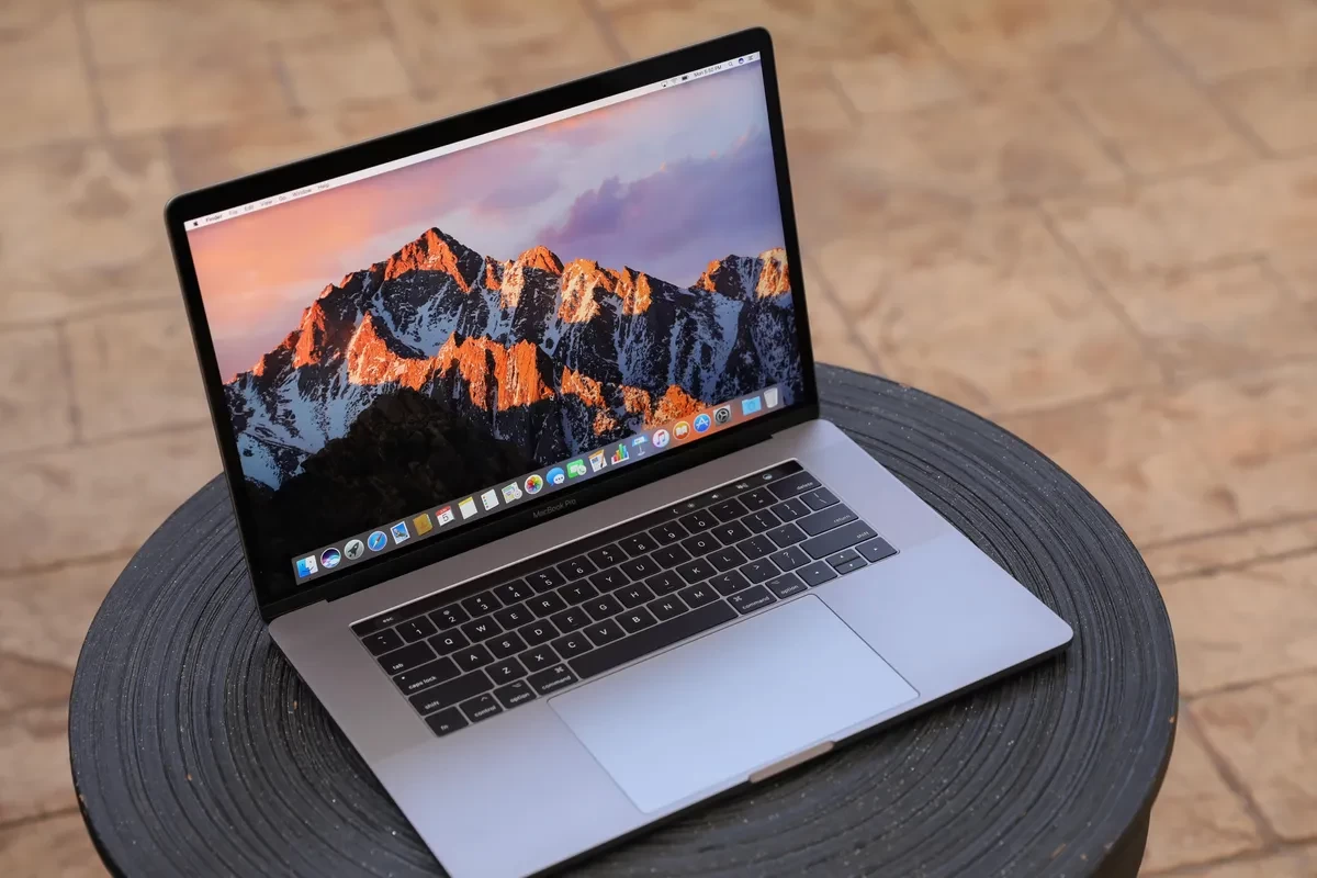 Tampilan menu "System Report" di macOS yang wajib diperiksa pembeli untuk melihat jumlah Cycle Count dan status kesehatan baterai secara akurat.