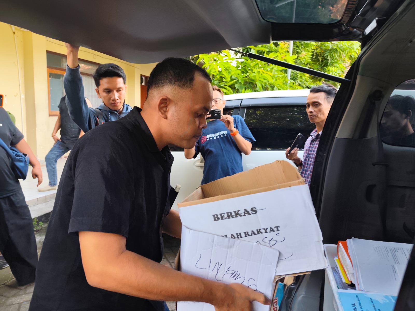 Penyidik Kejari Ponorogo menggeledah kantor Dinsos-PPPA Ponorogo, Selasa (16/12), dan menyita tiga kardus berkas terkait dugaan korupsi dana bansos periode 2022&ndash;2024. SUGENG DWI N./RADAR PONOROGO