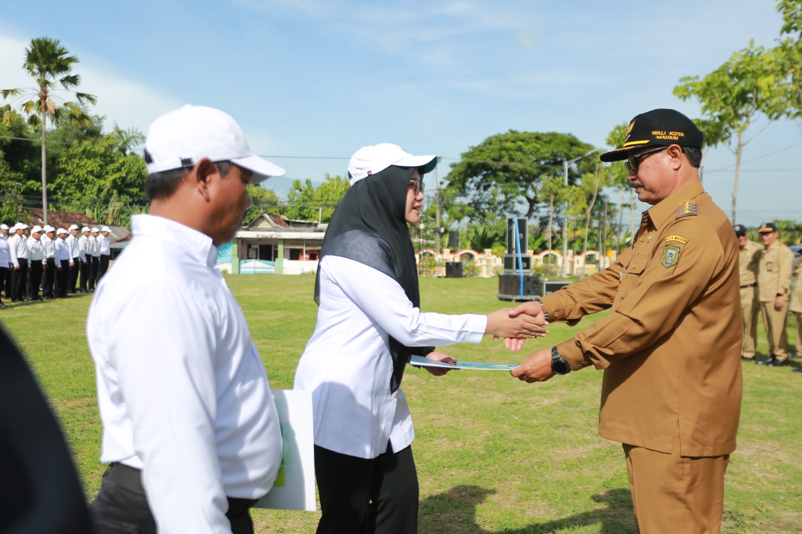 Wali Kota Madiun Maidi memberikan arahan kepada PPPK paruh waktu usai penyerahan SK di kompleks Rusunawa Hayam Wuruk, Senin (16/12). BAGAS BIMANTARA/JAWA POS RADAR MADIUN